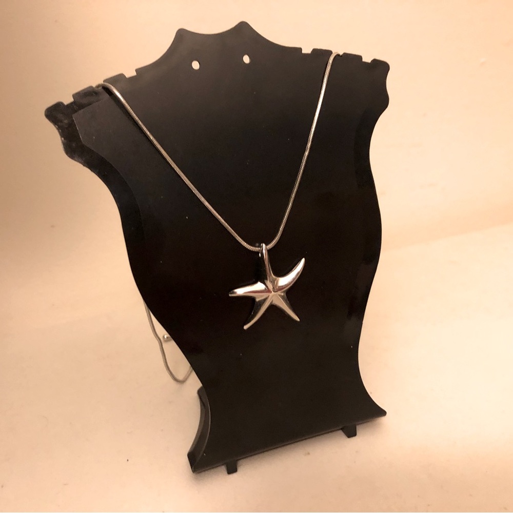 🔥2/$30🔥 Delicate Silver Starfish Pendant Necklace on Snake Chain